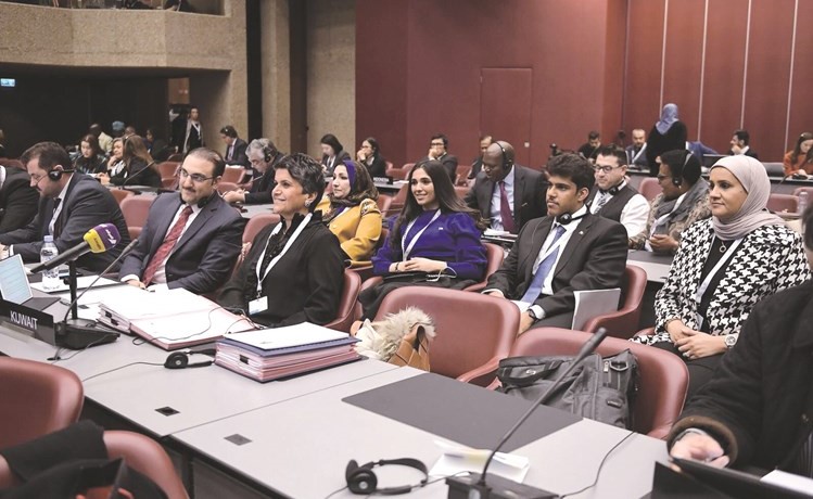 صفاء الهاشم تتقدم الوفد وخلفها الوفد الطلابي الكويتي﻿