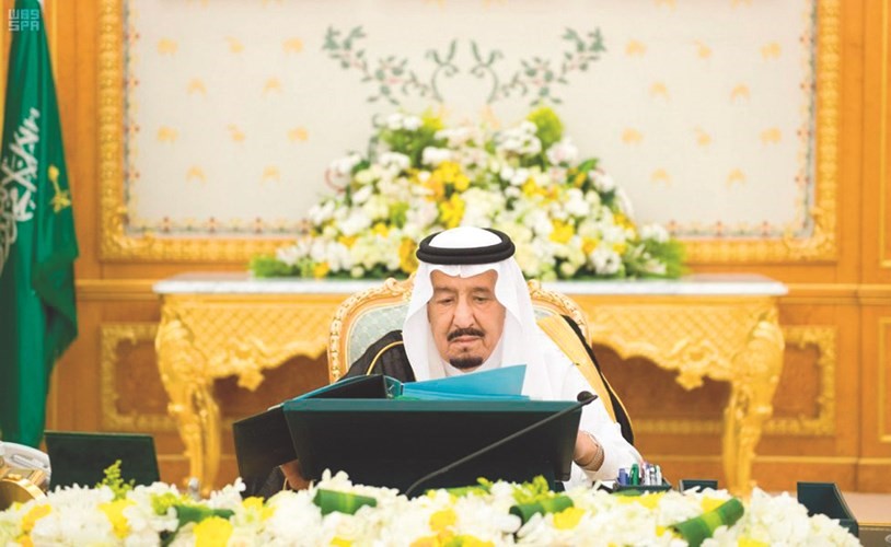 خادم الحرمين الشريفين الملك سلمان بن عبدالعزيز مترئسا اجتماع مجلس الوزراء السعودي أمس	(واس)﻿