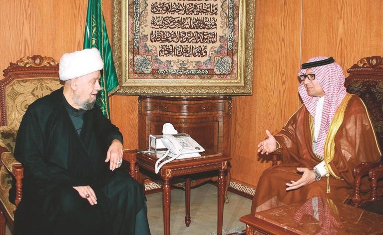 رئيس المجلس الإسلامي الشيعي الأعلى الشيخ عبد الأمير قبلان مستقبلا القائم بالأعمال في السفارة السعوديةالوزير المفوض وليد البخاري	(محمود الطويل)﻿