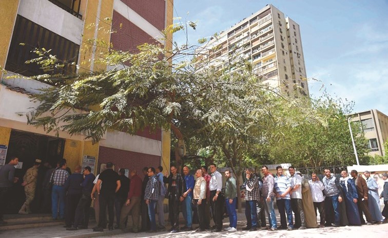 إقبال كبير من المصريين في اليوم الثاني من الانتخابات الرئاسية المصرية أمس -(أ.ف.پ)﻿
