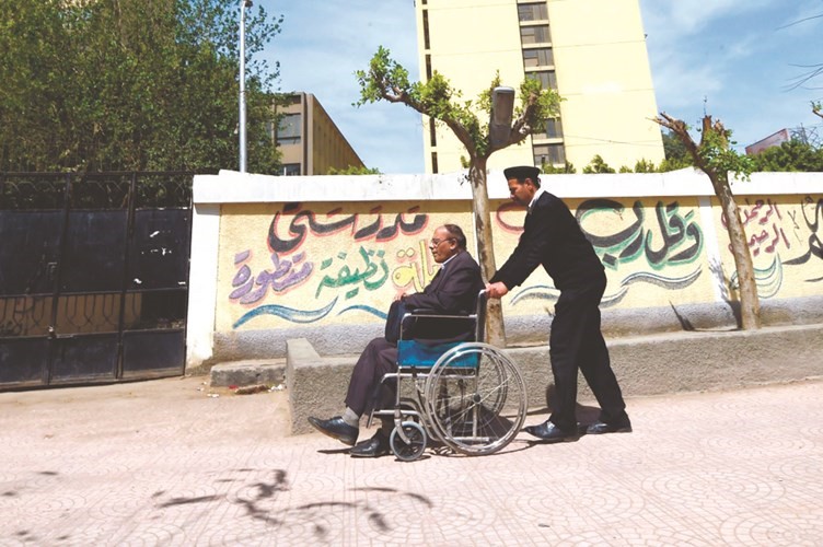  ومساعدة رجال الشرطة لكبار السن مستمرة ﻿