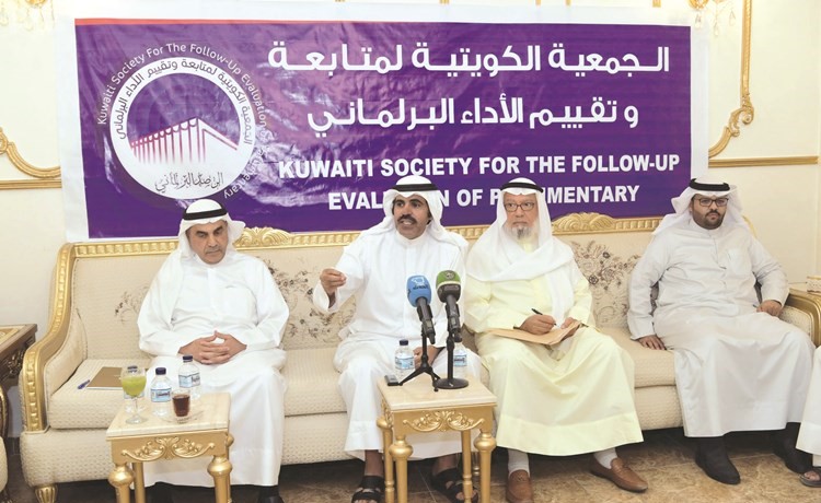 أحمد باقر ود. عبدالله الطريجي وناصر الشليمي اثناء الندوة	(قاسم باشا)﻿