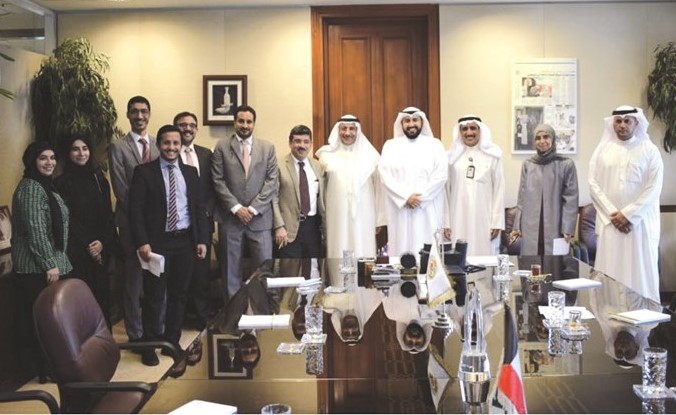 الشيخ د. باسل الصباح مع اعضاء الجمعية الطبية﻿