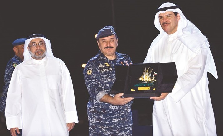 الشيخ سلمان الحمود مكرما اللواء شكري النجار بحضور يوسف الفوزان ﻿