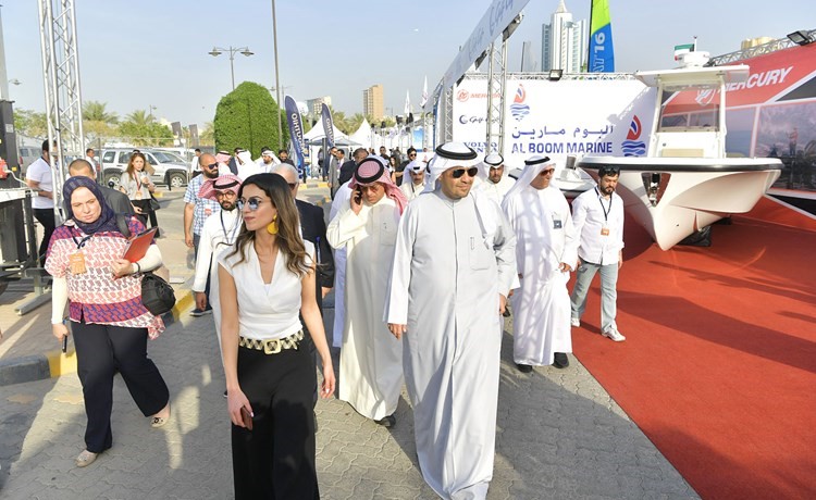 الوزير أنس الصالح متفقدا معرض اليخوت 	(قاسم باشا)﻿