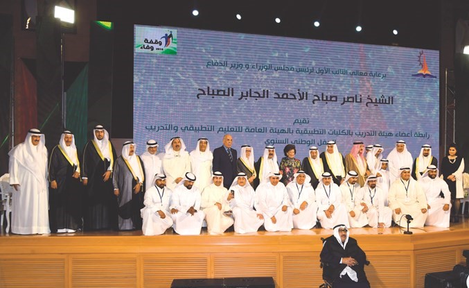 الشيخ ناصر صباح الأحمد مع المكرمين وعدد من الحضور في احتفالية «وقفة وفاء 2018»	(محمد هاشم)