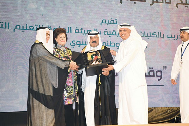 الشيخ ناصر صباح الأحمد مكرما ماما أنيسة          (محمد هاشم)