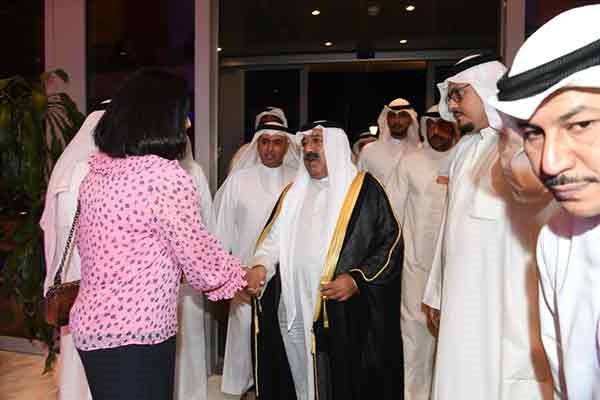الشيخ ناصر صباح الأحمد مصافحا فاطمة العازمي