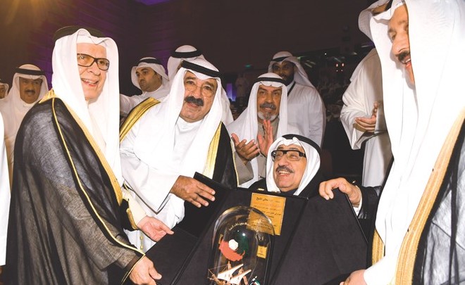 الشيخ ناصر صباح الأحمد وفهد المعجل يكرمان الفنان عبدالعزيز المفرج﻿