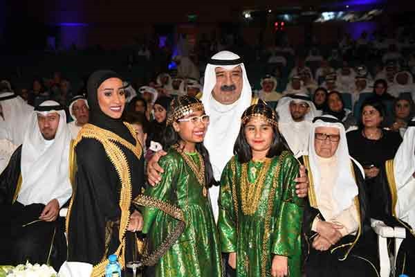 الشيخ ناصر صباح الأحمد مع عدد من المشاركات بإحدى الفقرات التراثية