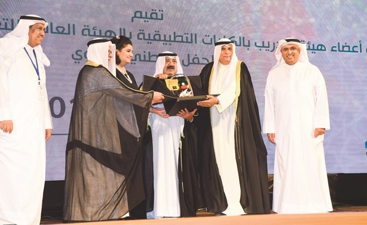 عبدالوهاب النقي يتسلم درع تكريم شقيقته نصرة النقي﻿