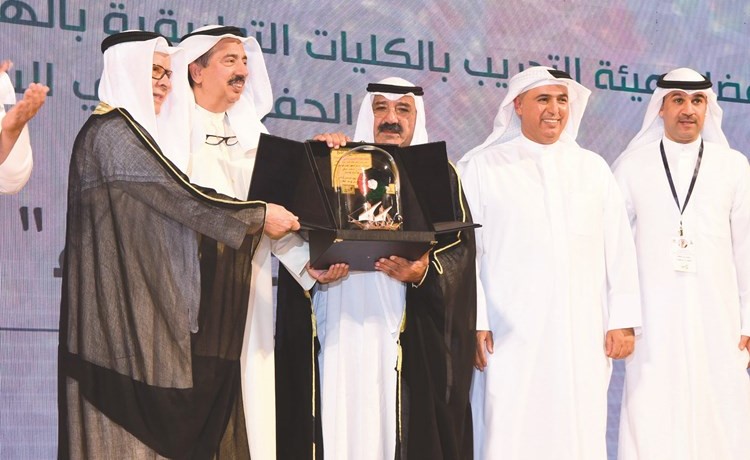 درع تكريمية للدكتور حمود المضف﻿