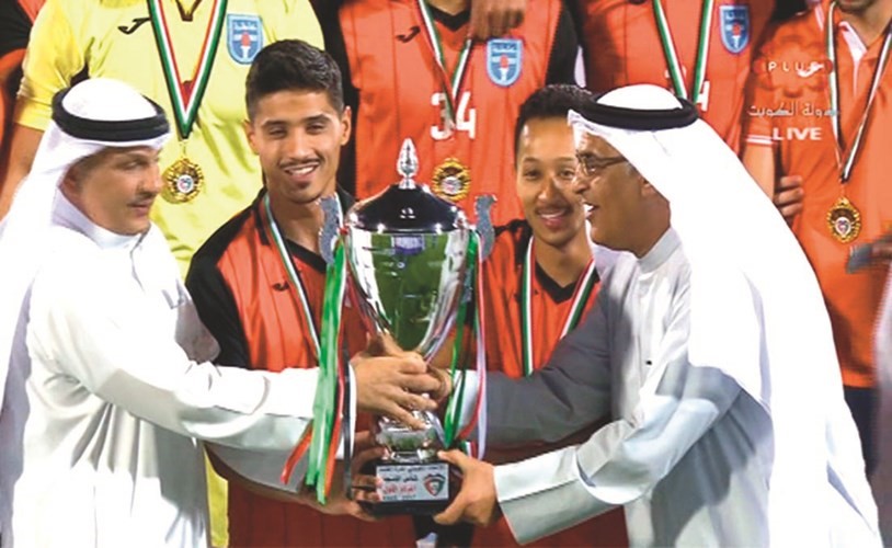 د. مشعل الربيع يسلم الكأس للاعبي كاظمة فيصل دشتي ومشاري العازمي	 (نقلا عن التلفزيون) ﻿