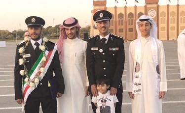 العقيد صلاح الدعاس مع نجله سعد خلال التخرج﻿