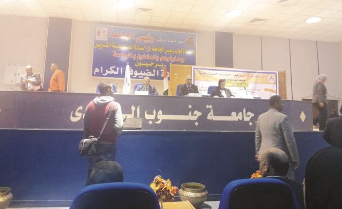  1أ.د. عباس منصور وأ.د. منى ربيع وعدد من المشاركين خلال المؤتمر﻿