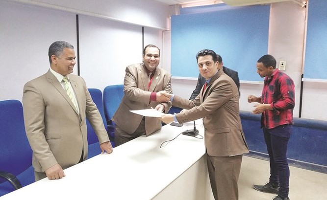 2تكريم د.سمير صبرة لجهودها في إنجاز المؤتمر ﻿