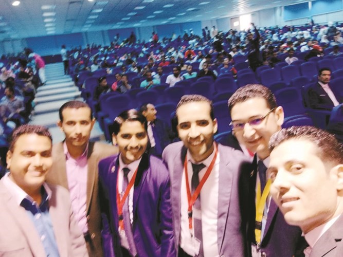 4د.سمير صبرة مع عدد من شباب الباحثين﻿