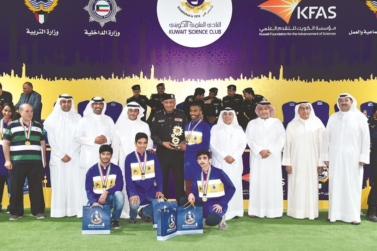 اللواء فهد الشويع وطلال جاسم الخرافي مع طلاب ثانوية ناصر عبدالمحسن السعيد الفائزين بالمركز الأول ﻿