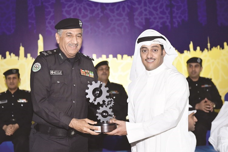 طلال جاسم الخرافي يقدم درعا تذكارية إلى اللواء فهد الشويع﻿