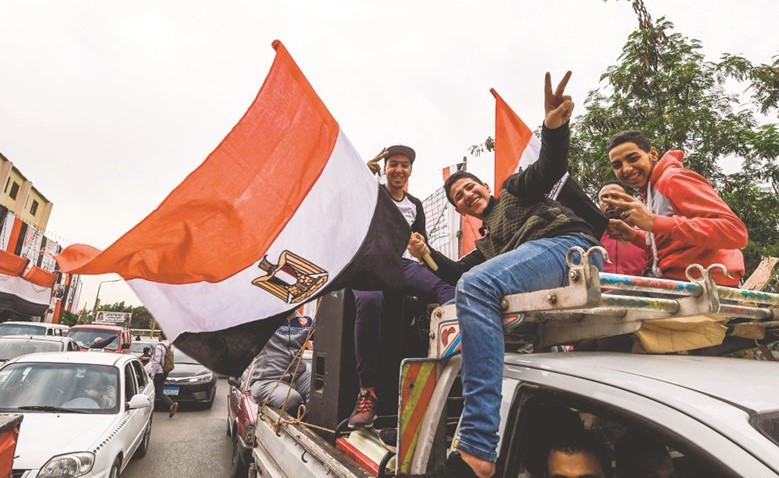 مصريون يرفعون الأعلام عقب إدلائهم بأصواتهم ابتهاجا في اليوم الثالث من الانتخابات الرئاسية المصرية امس	(ا.ف.پ)﻿