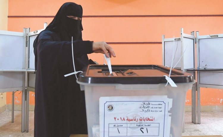 مصرية تدلي بصوتها في اليوم الأخير من الانتخابات﻿