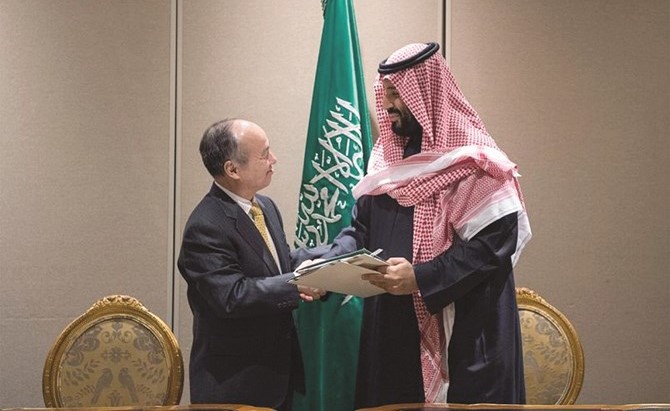 صاحب السمو الملكي الأمير محمد بن سلمان وماسايوشي سون رئيس مجلس إدارة صندوق سوفت بنك عقب توقيع اتفاق خطة الطاقة الشمسية (واس)﻿