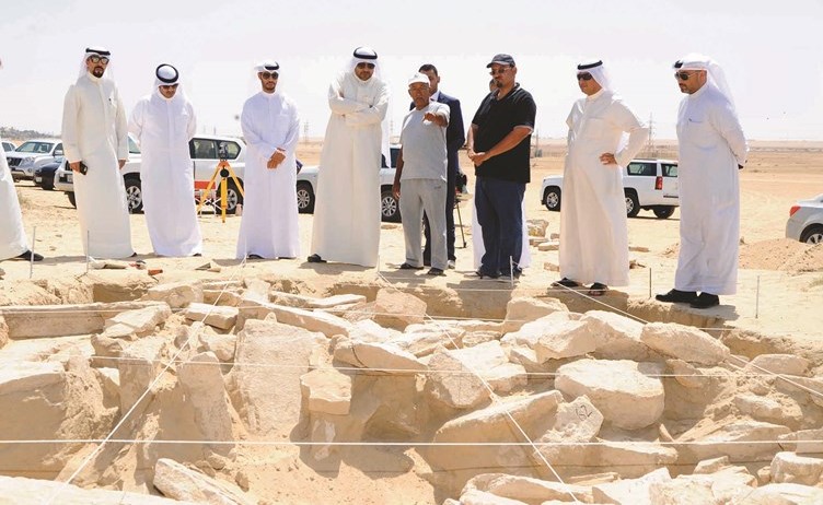 محمد الجبري يستمع لشرح عن الاثار التاريخية	﻿