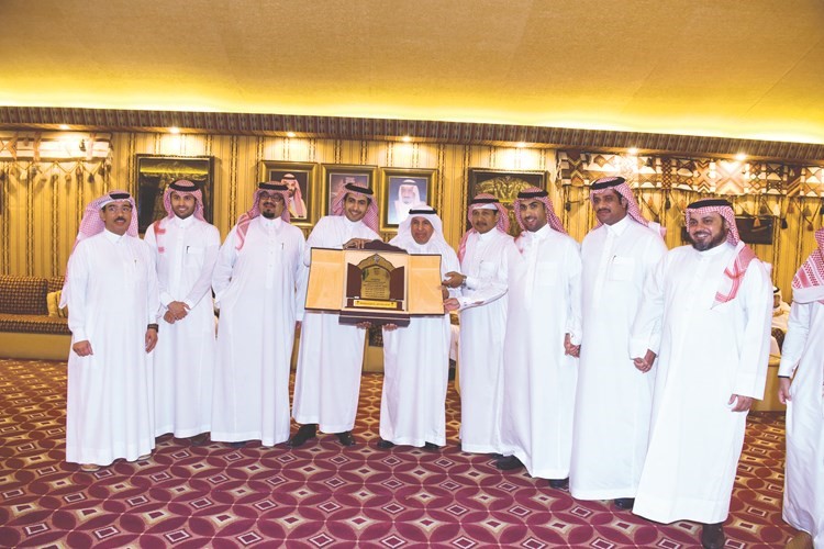 هدية تذكارية للسفير الفايز﻿