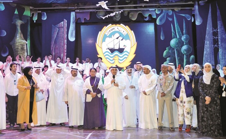 الشيخة شيخة العبد الله ود.عبد المحسن الحويلة مع الحضور والمشاركين في الاوبريت(عادل سلامة)﻿