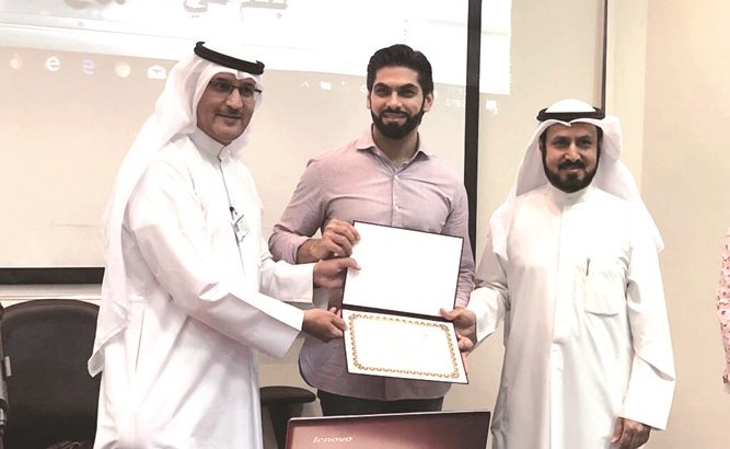 مساعد عميد شؤون الطلبة بكلية الدراسات التكنولوجية د.راشد العجمي يكرم د.علي ماجكي﻿