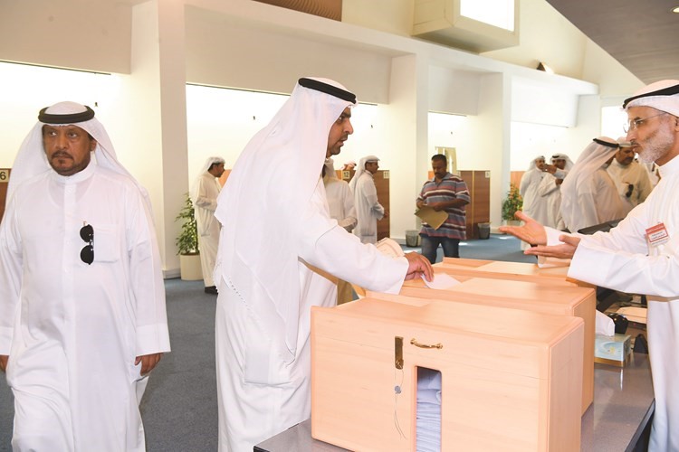 راكان النصف خلال تصويته﻿