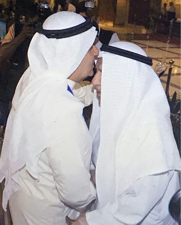 محمد الصقر مقبلا رأس علي الغانم