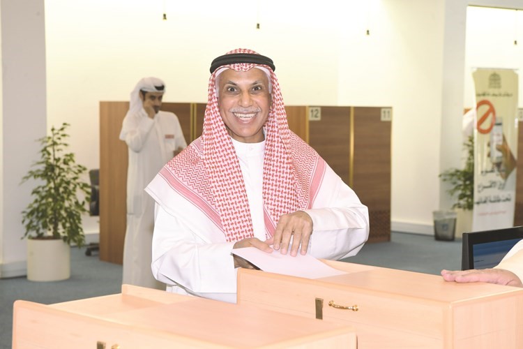 مبارك ناصر الساير اثناء تصويته ﻿