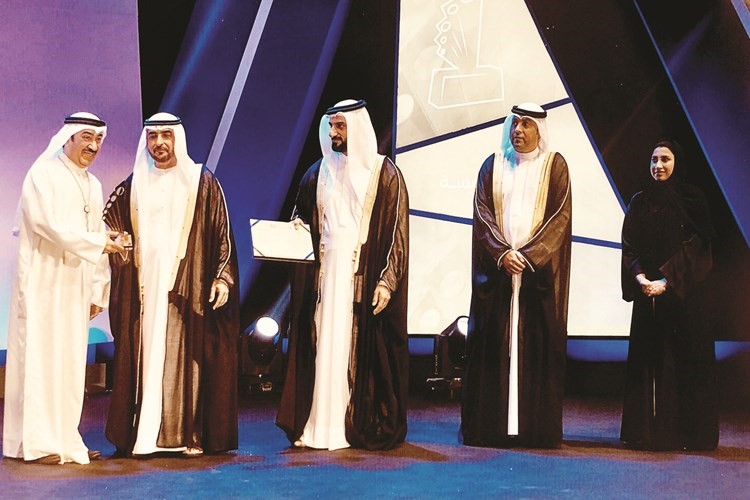  سعد العلي يتسلم الجائزة من الشيخ محمد بن سعود القاسمي والشيخ سلطان بن أحمد القاسمي ﻿