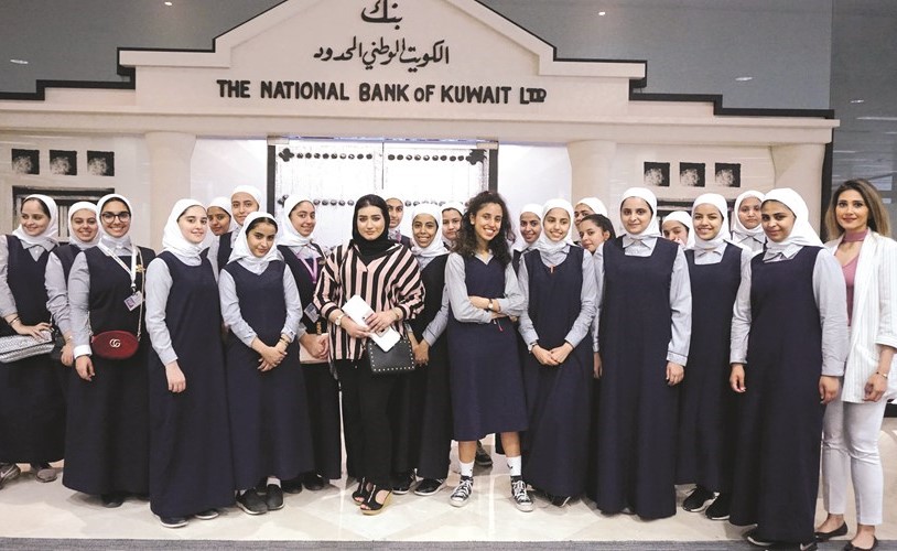 طالبات ثانوية أم الحكم خلال زيارة الوطني﻿