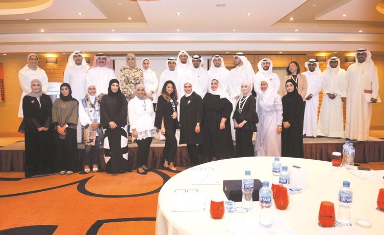 مشعل السبيعي وايمان الأنصاري وعبدالله الهاجري وطارق الدرباس يتوسطون رعاة البرنامج والخريجين ﻿