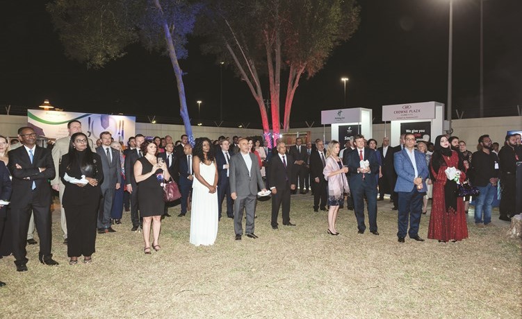 جانب من الحضور خلال حفل العيد الوطني الأميركي﻿