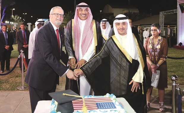 الشيخ صباح الخالد والشيخ د. أحمد ناصر المحمد يشاركان السفير لورانس سيلفرمان قطع كعكة الاحتفال﻿