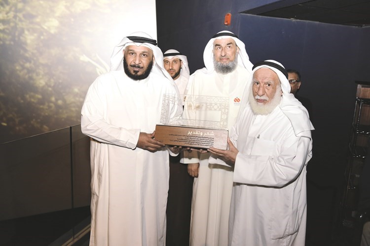 سعد الخراز ويحيي العقيلي يكرمان العم حمود الرومي ﻿