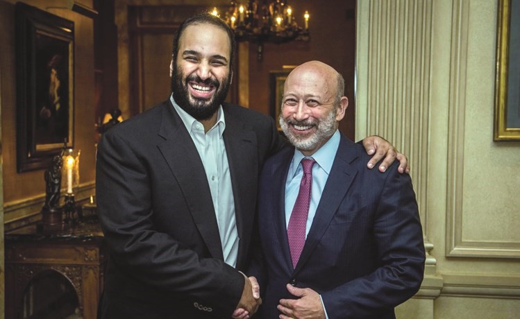 صاحب السمو الملكي الأمير محمد بن سلمان مصافحا مؤسس شركة بلومبيرغ	(العربية.نت)﻿