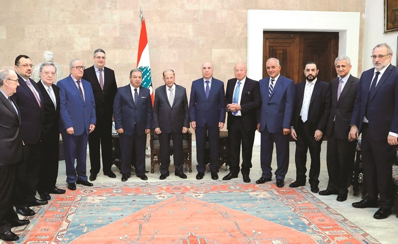 الرئيس العماد ميشال عون مستقبلا نقيب الصحافة عوني الكعكي على رأس وفد من اعضاء النقابة -(محمود الطويل) ﻿