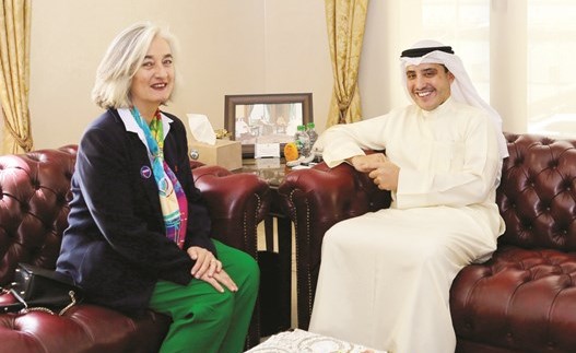  السفير الشيخ د. أحمد ناصر المحمد مستقبلا السفيرة الفرنسية ﻿
