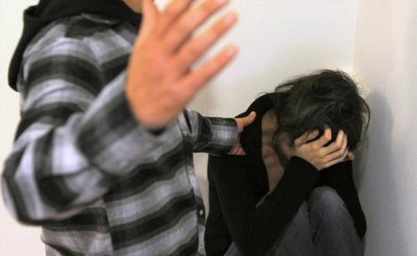 بالفيديو.. مغربي يبرح زوجته ضربا في الشارع .. والمارة يشاهدون