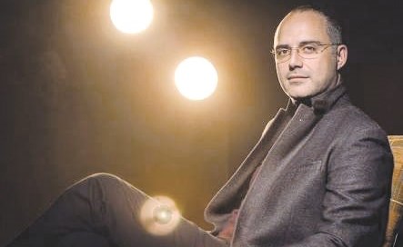 حازم سمير «ممنوع الاقتراب أو التصوير» وينتهي من «بيت السلايف»