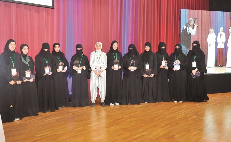 جانب من طالبات الدراسات الاجتماعية المكرمات ﻿