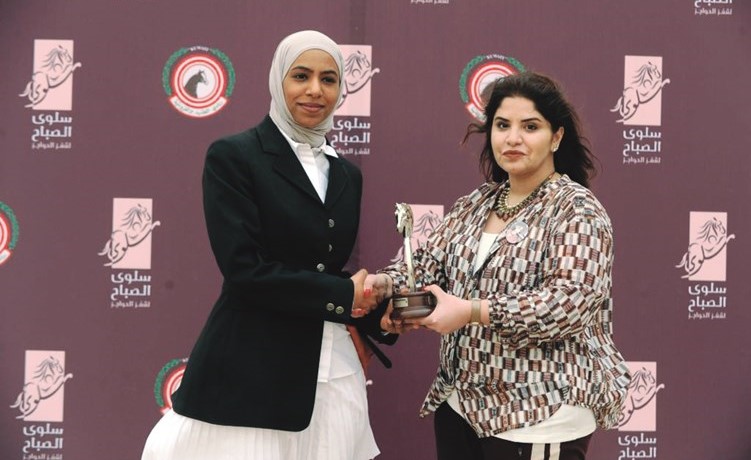 الشيخة حصة الفهد تكرم احدى الفائزات﻿