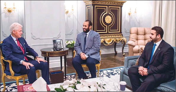 صاحب السمو الملكي الأمير محمد بن سلمان مستقبلا الرئيس الأسبق الأميركي بيل كلينتون بحضور صاحب السمو الملكي الأمير خالد بن سلمان	                                                                           (واس)