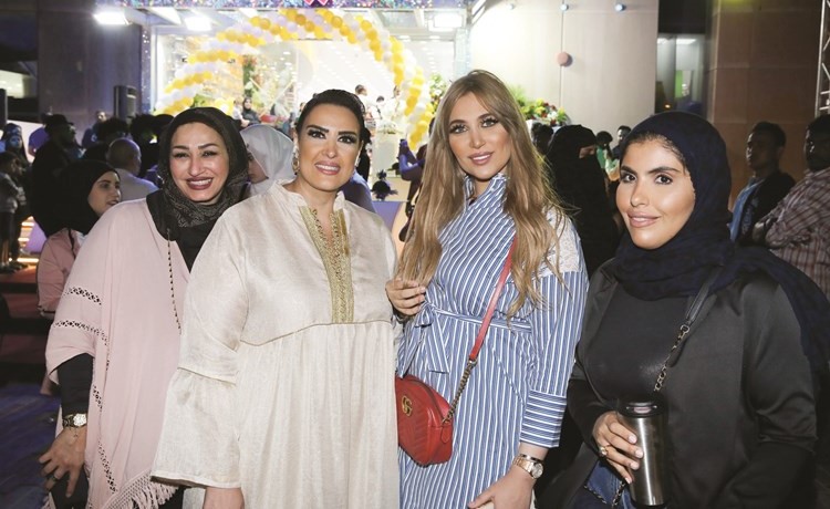رولا عبدالعزيز وعدد من الحضور﻿