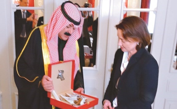 خالد الجارالله يسلم الوزيرة باسكال بيرسفيل هدية تذكارية﻿