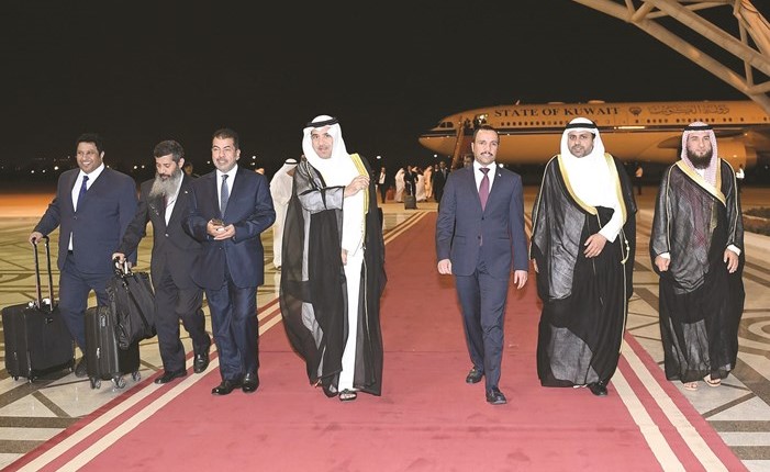 رئيس مجلس الأمة مرزوق الغانم لدى عودته والوفد البرلماني وفي استقباله الوزير محمد الجبري﻿